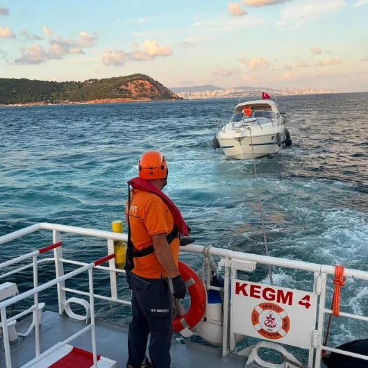 Marmara'da Makine Arızası Yapan Tekne Kurtarıldı