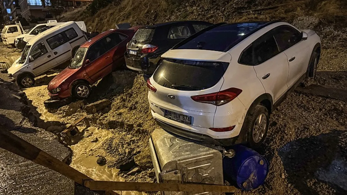Marmara ve Karadeniz'de Sağanak Felaketi: Yollar Çöktü, Ağaçlar Devrildi