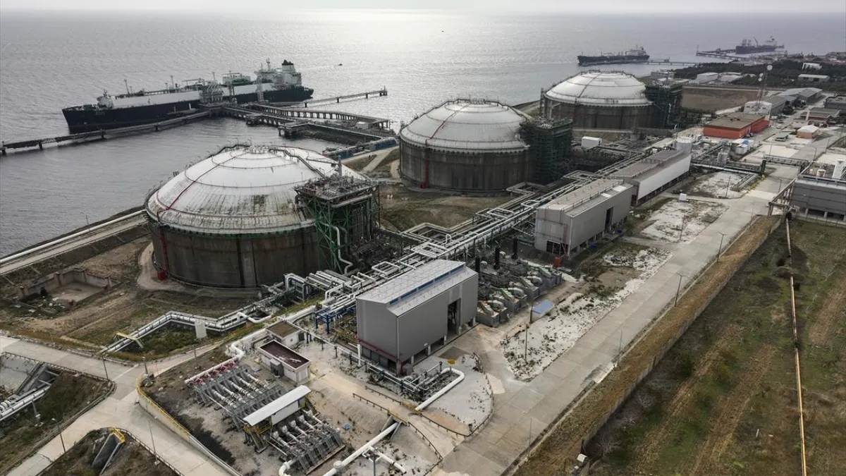 Bakan Bayraktar: Marmaraereğlisi LNG Terminali'ne 160 bin metreküp ek tank