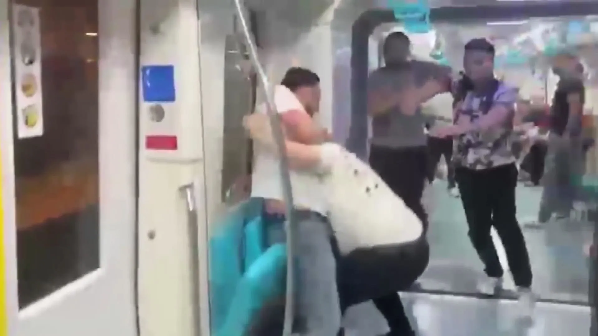 Marmaray'da kavga büyüdü: Güvenlik ve temizlik görevlileri de karıştı