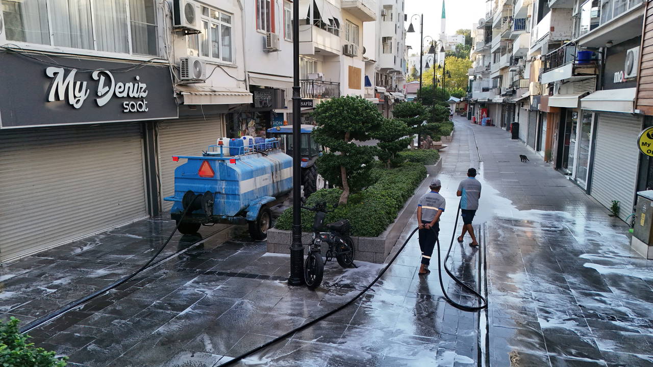 Marmaris Belediyesi'nden Sevgi Yolu’nda Sabah Temizliği