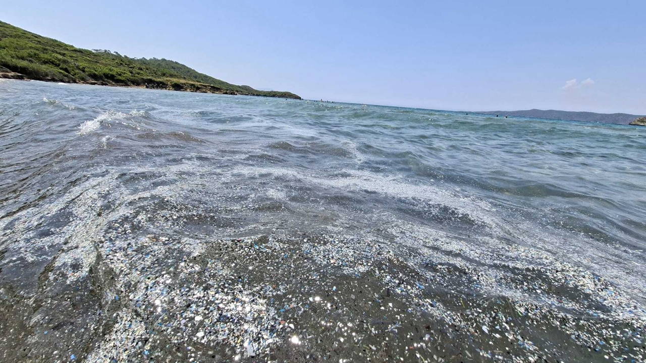 Marmaris Bördübet'te deniz kirliliği: Plastik atıklar mavi koyu tehdit ediyor
