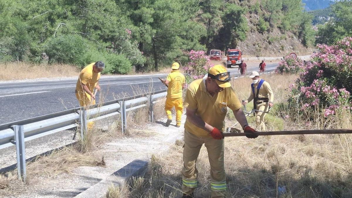 Marmaris'te orman yangınına karşı yol kenarlarında temizlik seferberliği