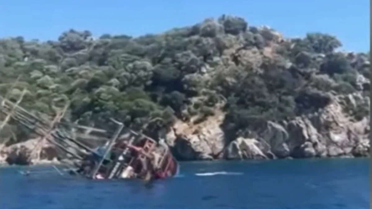Marmaris'te tur teknesi battı: Sahil Güvenlik seferber oldu