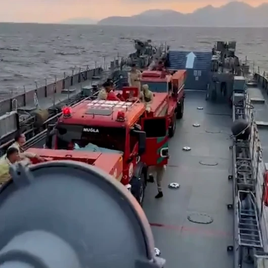 Marmaris'te Yangına Denizden Müdahale: Arazözler Çıkarma Gemileriyle Taşındı
