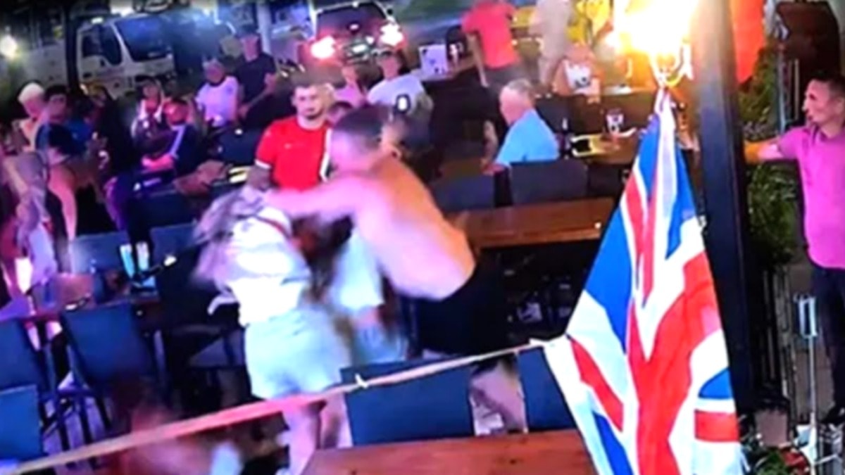 Marmaris'te İngiliz turist eşini ve çocuklarını sokak ortasında dövdü