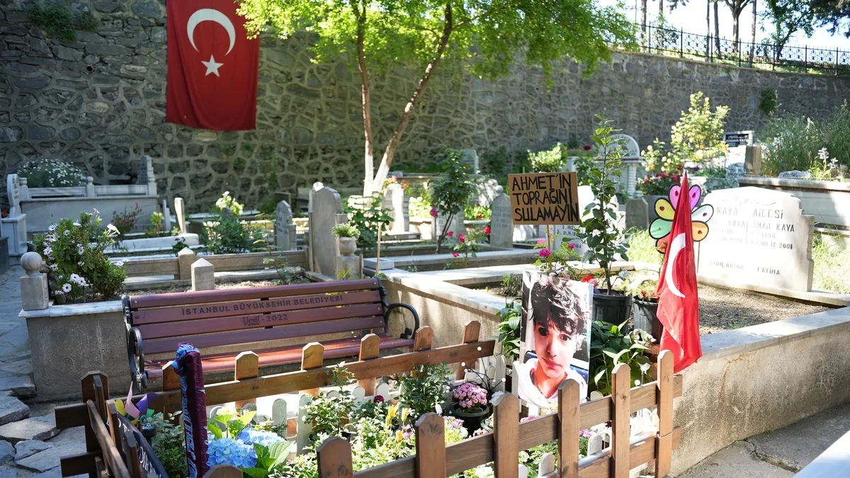 Mattia Ahmet'in ailesi bayramda mezarı başında dua etti