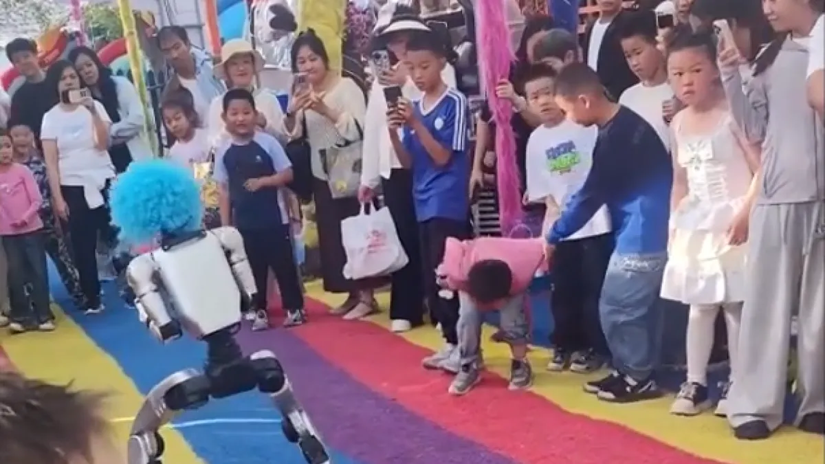 Mavi Peruklu Robot Çocuğa Döner Tekme Attı