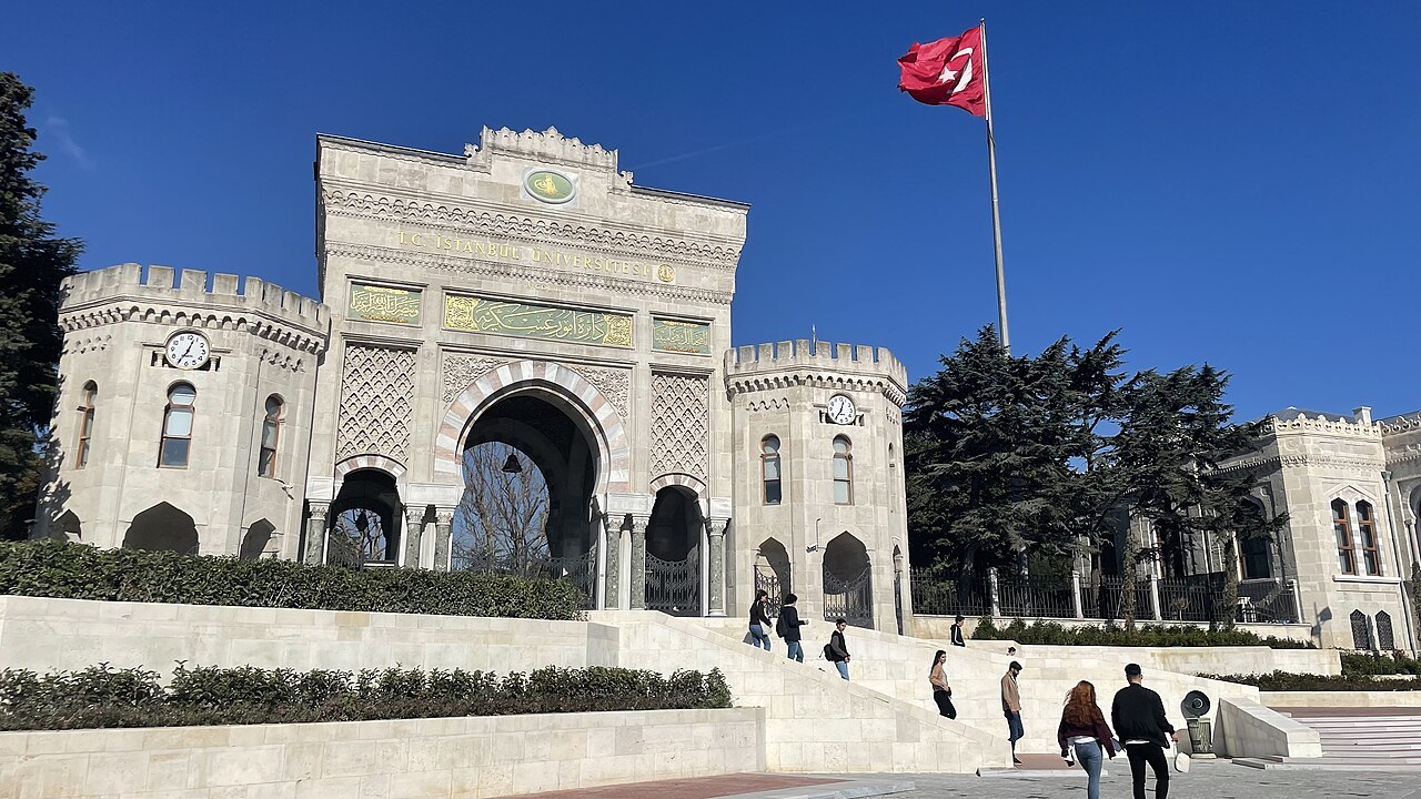 MEB Okul Yönetmeliğinde Köklü Değişiklik: Çanta Aramasından Devamsızlığa