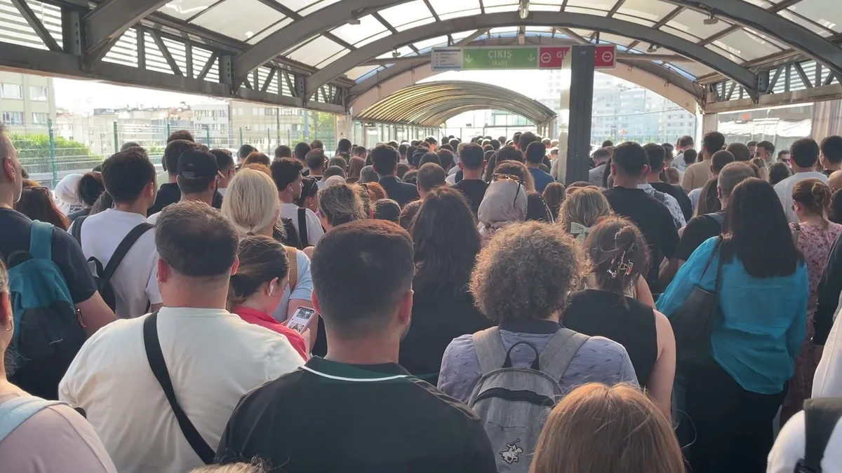 Mecidiyeköy'de Yürüyen Merdiven Arızası: Sabah Yoğunluğunda İnsan Seli