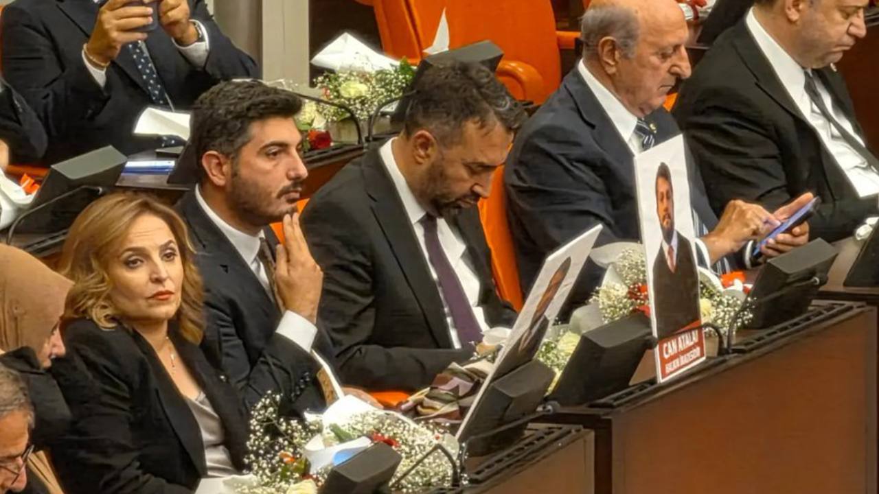 Meclis açılışında Can Atalay protestosu: TİP katılmadı, DEM fotoğraflarla geldi