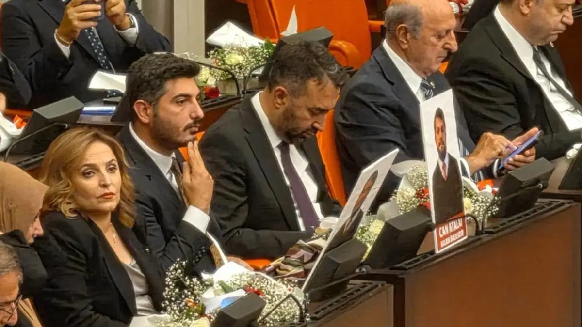 Meclis Açılışında Can Atalay Protestosu: TİP Katılmadı, DEM Fotoğraflarla Sessiz Eylemde