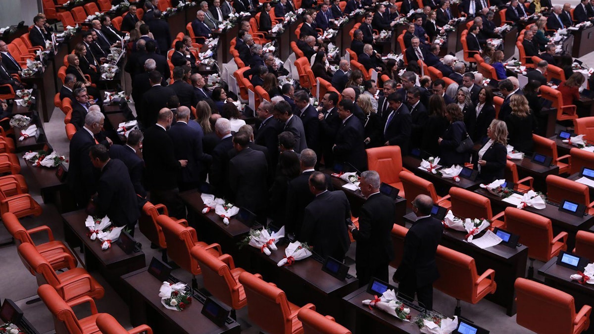 Meclis Açılışında Protokol Krizi: Erdoğan'a Ayağa Kalkmayanlar