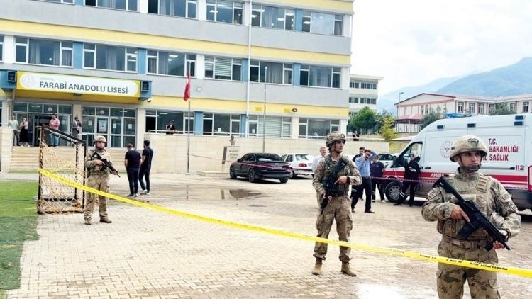 Mehmet Öğretmen'e yeğen kurşunu: Okul bahçesinde dehşet