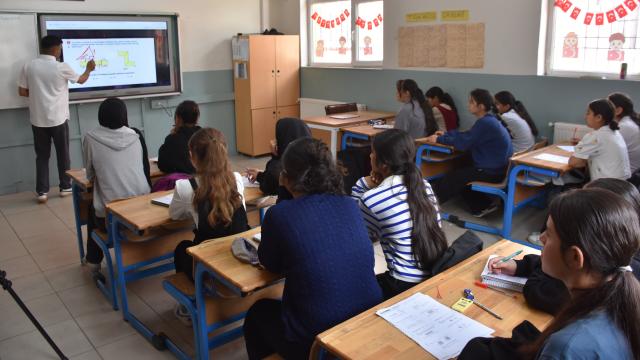 Mehmetçik'ten Şırnaklı öğrencilere sınav desteği