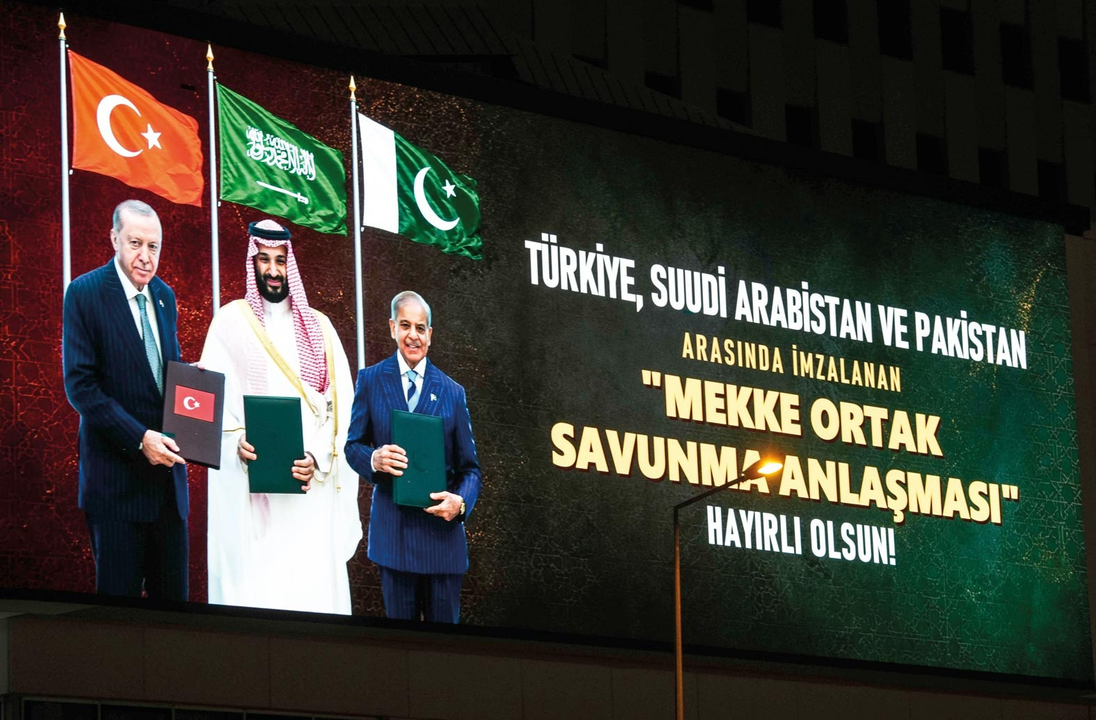 Mekke Anlaşması Türkiye'de Simge Binalara Yansıtıldı