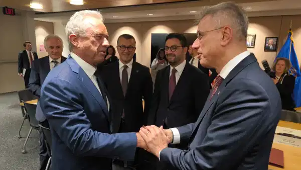 Memişoğlu, ABD'de Kennedy ile Sağlık İş Birliğini Görüştü