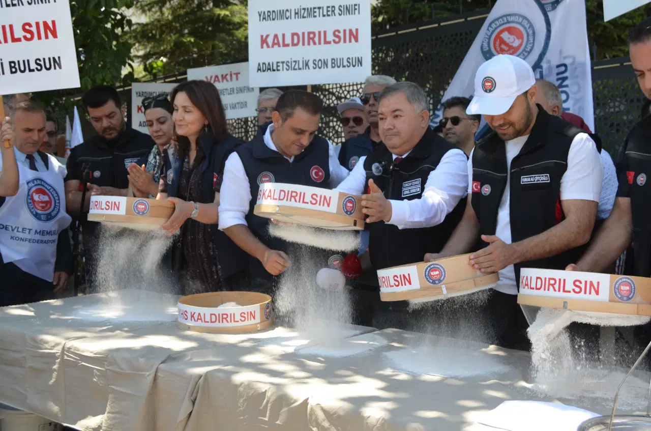Memurlar YHS'nin kaldırılması için Ankara'da eylem yaptı