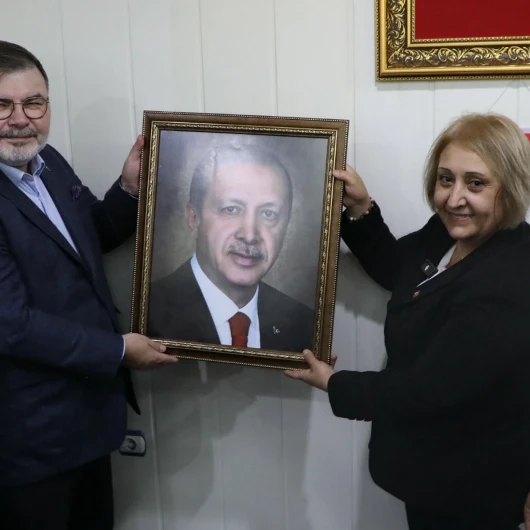 Menderes'te AK Parti Dönemi: Erdoğan Portresi Belediyede