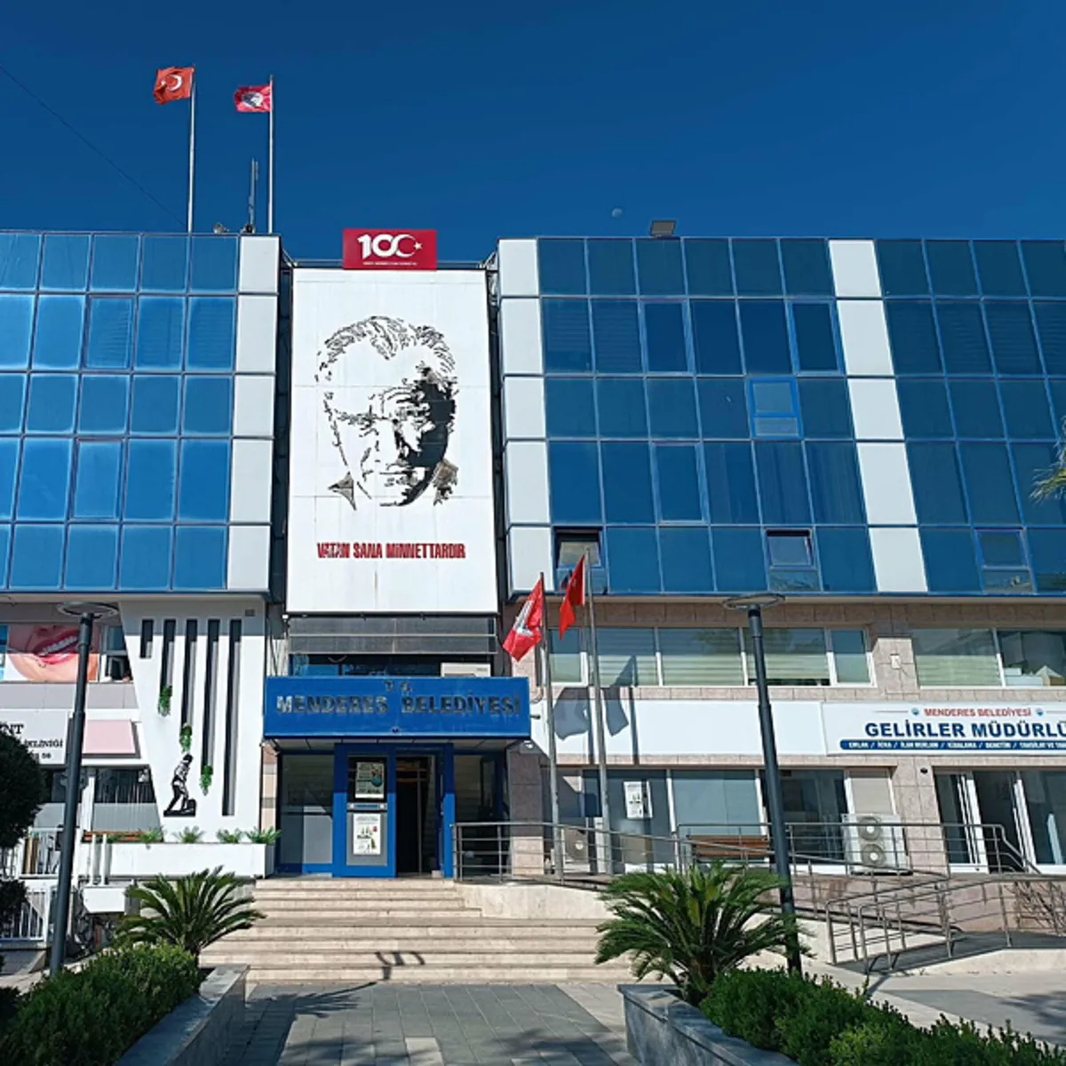 Menderes Belediyesi'ne 2. dalga operasyon: 9 gözaltı