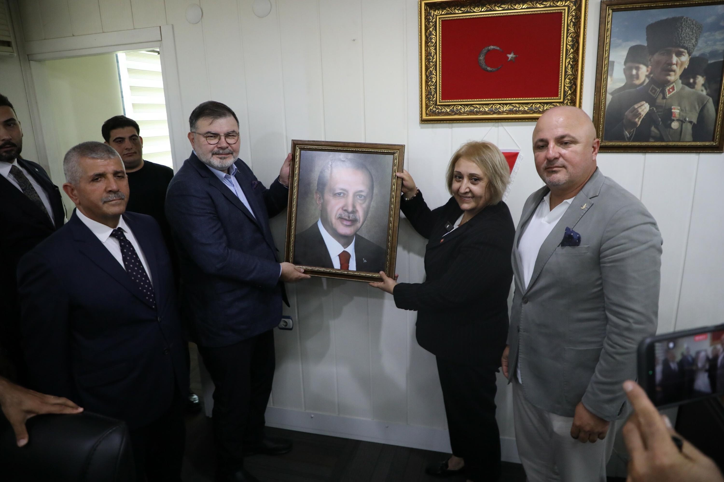 Menderes Belediyesi AKP'ye Geçti: İlk Hamle Erdoğan'ın Fotoğrafı