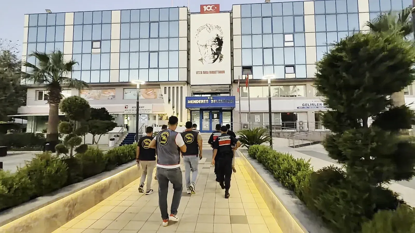 Menderes Belediyesi'nde rüşvet skandalı: 800 bin TL'lik pazarlık kamerada