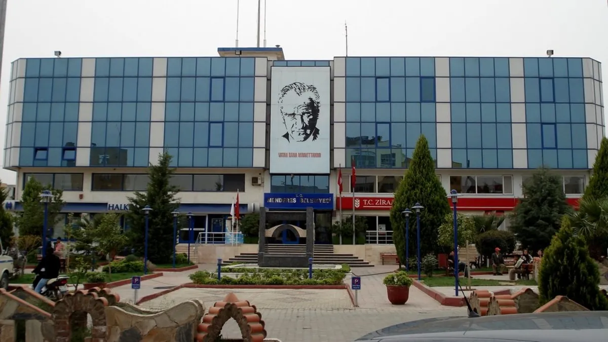 Menderes Belediyesi'nde yolsuzluk operasyonu: Başkan Çiçek ve 20 kişi gözaltında