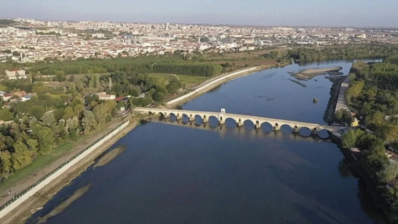 Meriç Nehri'nde Erkek Cesedi Bulundu: Edirne'de Soruşturma Başlatıldı