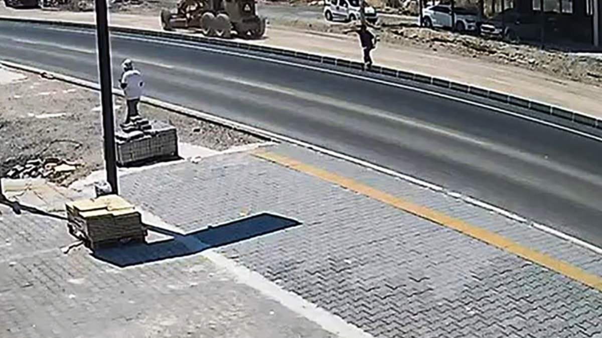 Mersin'de 16 yaşındaki ehliyetsiz sürücü yayaya çarptı; ağır yaralı