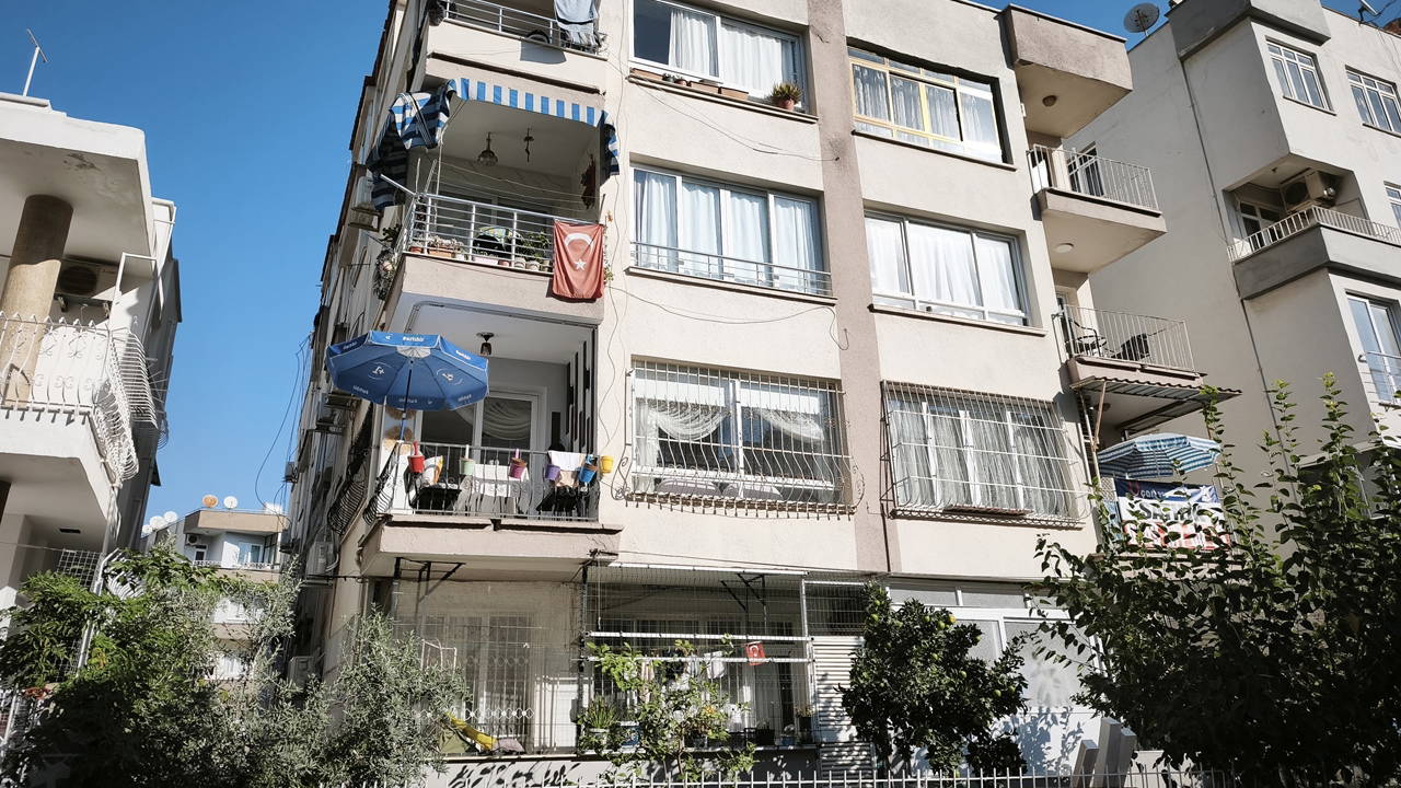 Mersin'de 3 Katlı Binada Çökme: 40 Kişi Tahliye Edildi