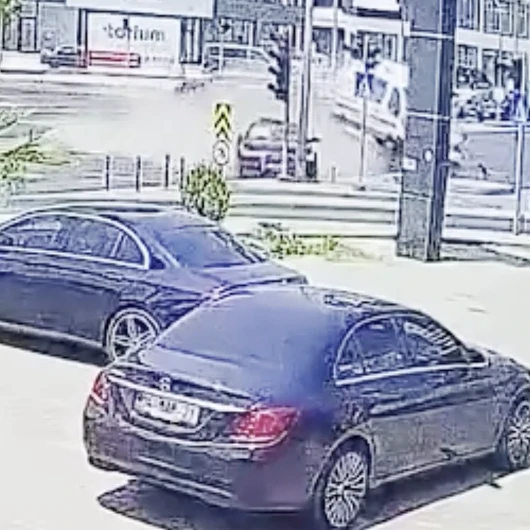Mersin'de Ambulans ve Otomobil Çarpıştı: Kaza Anı Kamerada