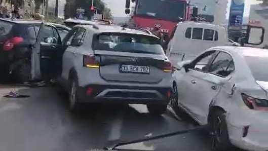 Mersin Erdemli'de 7 Araçlı Zincirleme Kaza: 3 Yaralı