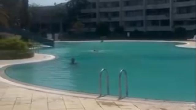 Mersin'de havuz görevlisi tesettürlü kadını almadığı iddiasıyla tutuklandı