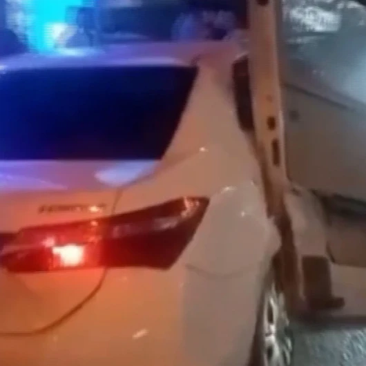 Mersin'de minibüsün kapısı kopup otomobile saplandı