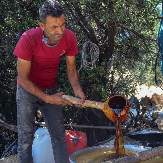 Mersin Mut'ta Geleneksel Pekmez Üretimi: Odun Ateşi ve Beyaz Toprakla