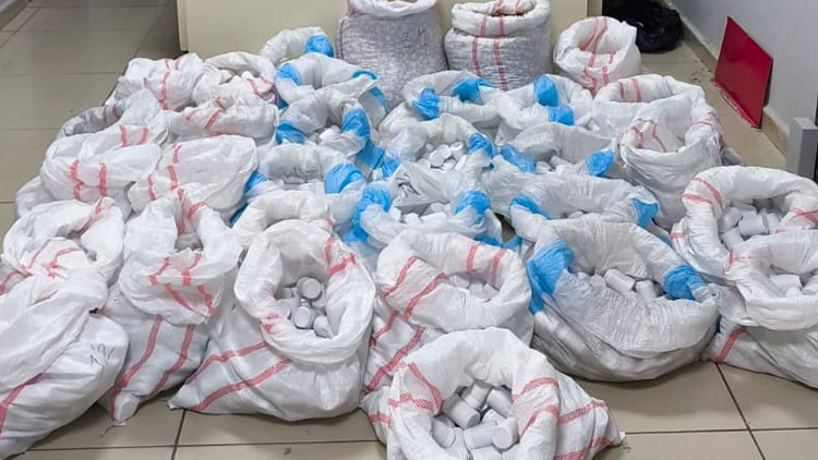Mersin'de Narkotik Operasyonu: Hastane Otoparkında 256 Bin Hap Ele Geçirildi