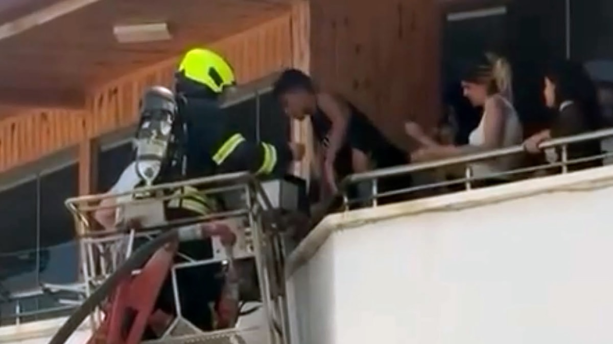 Mersin'de Otel Odasında Çıkan Yangın: 9 Kişi Kurtarıldı