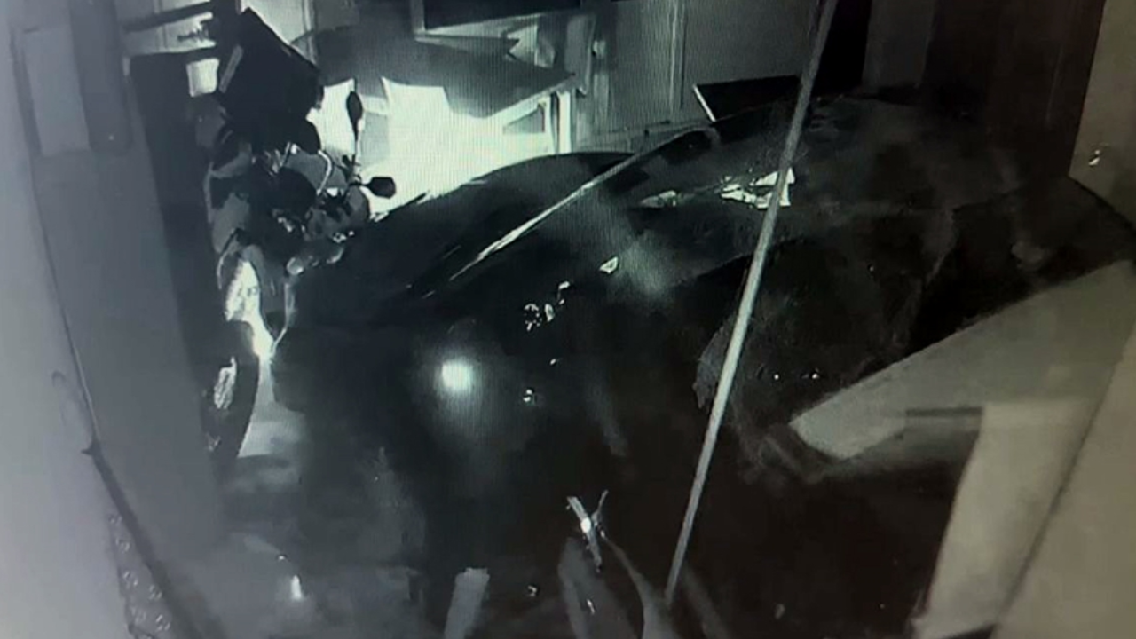 Mersin'de Otomobil İş Yerine Daldı: 1 Yaralı, Güvenlik Kamerasında