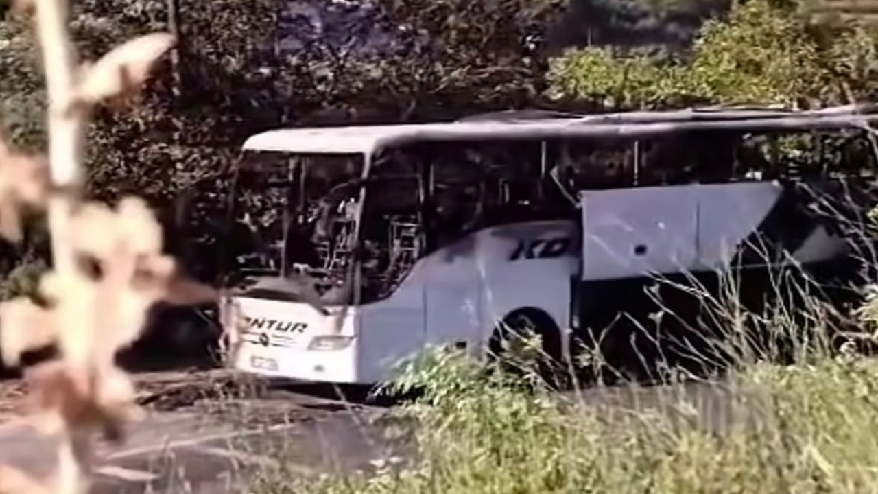 Mersin'de seyir halindeki yolcu otobüsü alev alev yandı