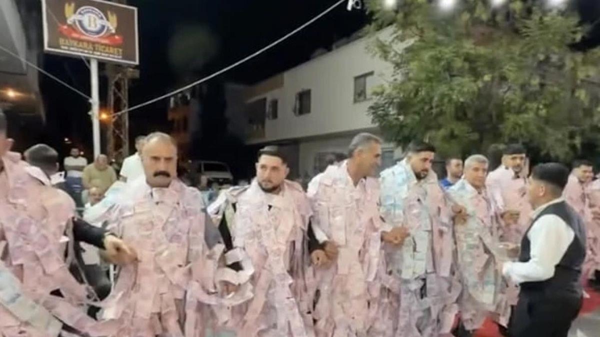 Mersin'de Siirtli Düğünde Paralar Halayda: Görüntüler Türkiye'den