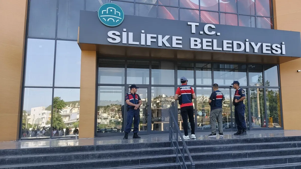Mersin Silifke Belediyesi'ne yolsuzluk operasyonu: Başkan Turgut gözaltında