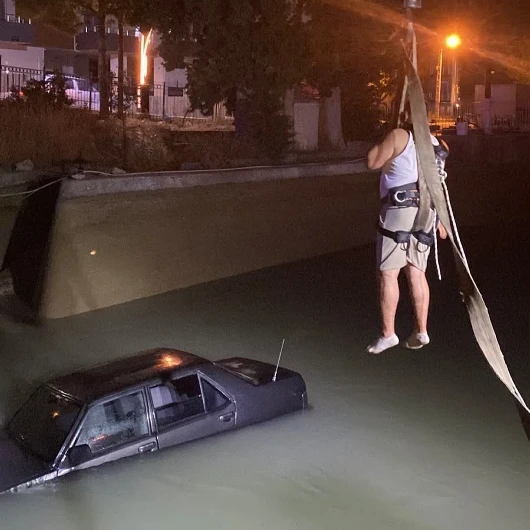 Mersin'de Sıra Dışı Kurtarma: Kendini Vince Bağlayıp Aracın Yanına İndi