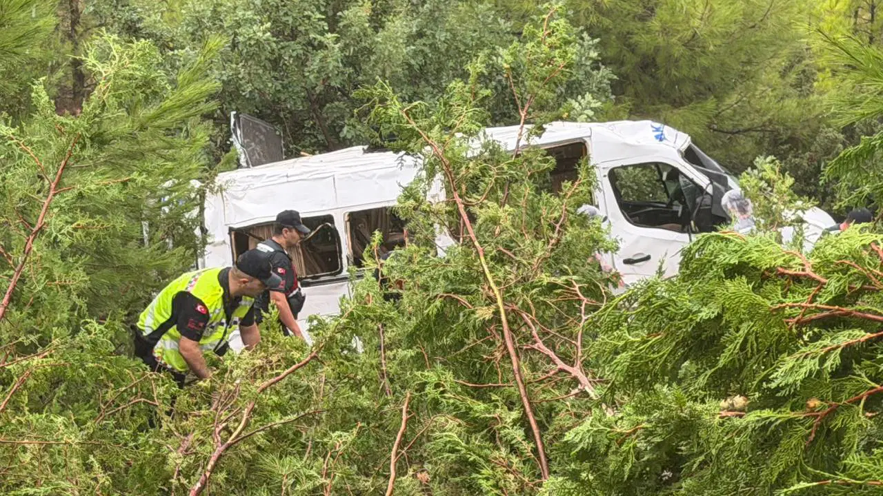 Mersin'de minibüs bahçeye yuvarlandı: 17 yaralı