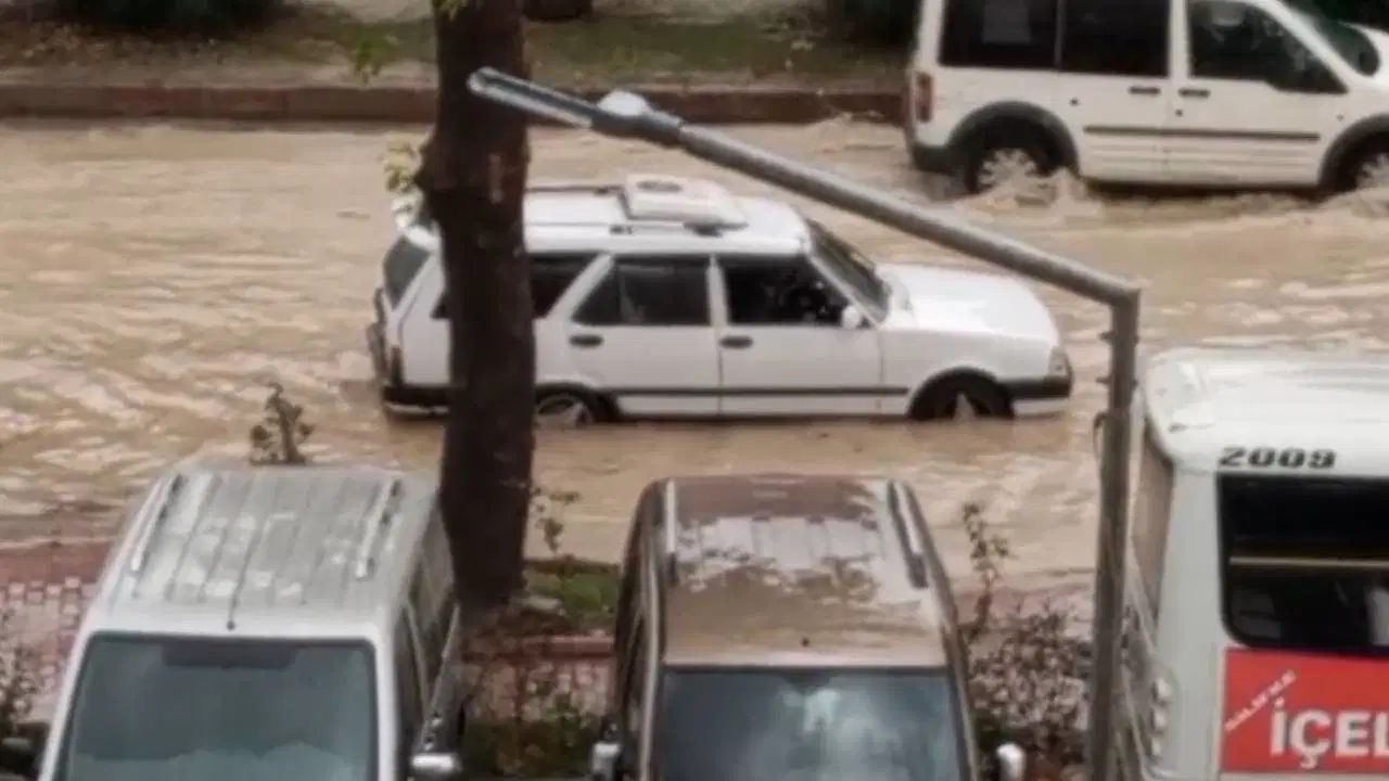 Mersin Silifke'de Sağanak: Yollar Su Altında Kaldı