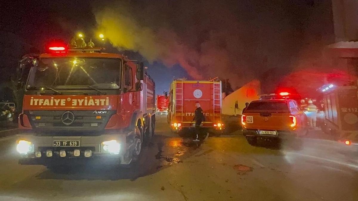 Mersin'de tekstil deposunda yangın korkuttu