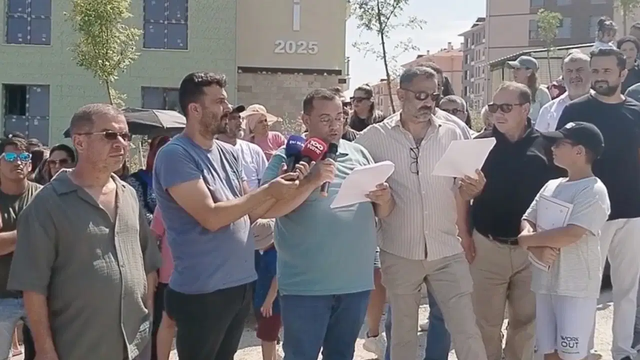 Mersin'de TOKİ mağdurları 15 aydır evlerine giremiyor