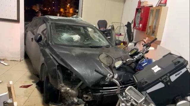 Mersin'de Virajı Alamayan Araç Galeriye Daldı: Kaza Anı Kamerada