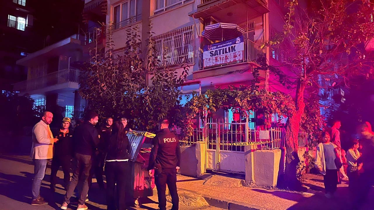 Mersin'de Zemin Çökmesi: 3 Katlı Bina Tahliye Edildi