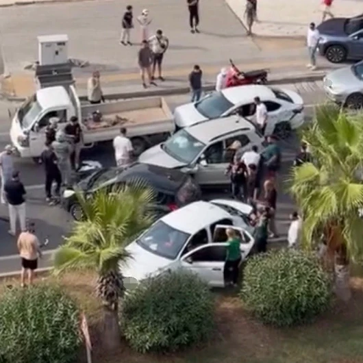 Mersin'de Zincirleme Kaza: 7 Araç Birbirine Girdi, 3 Yaralı