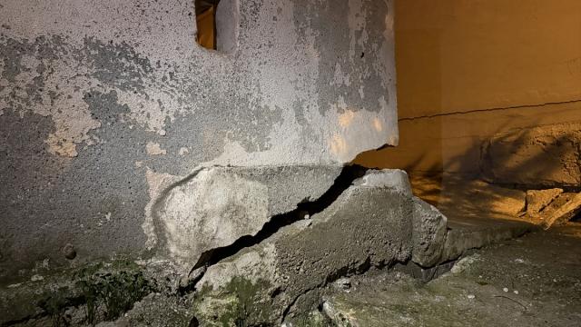 Mersin'de Çatlaklar Oluşan 3 Katlı Bina Tahliye Edildi